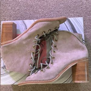 Jeffrey Campbell Cors in Taupe Suede sz 7.5